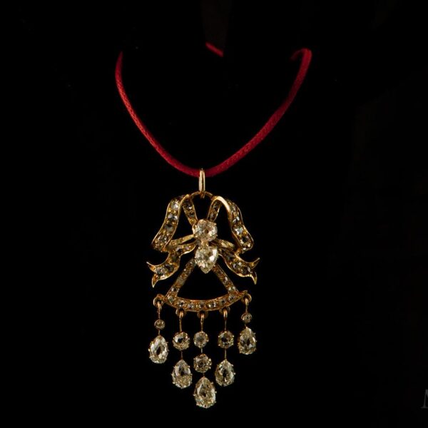 CIONDOLO A FIOCCO IN ORO CON 5 CARATI DI DIAMANTI CON CERTIFICATO GEMMOLOGICO