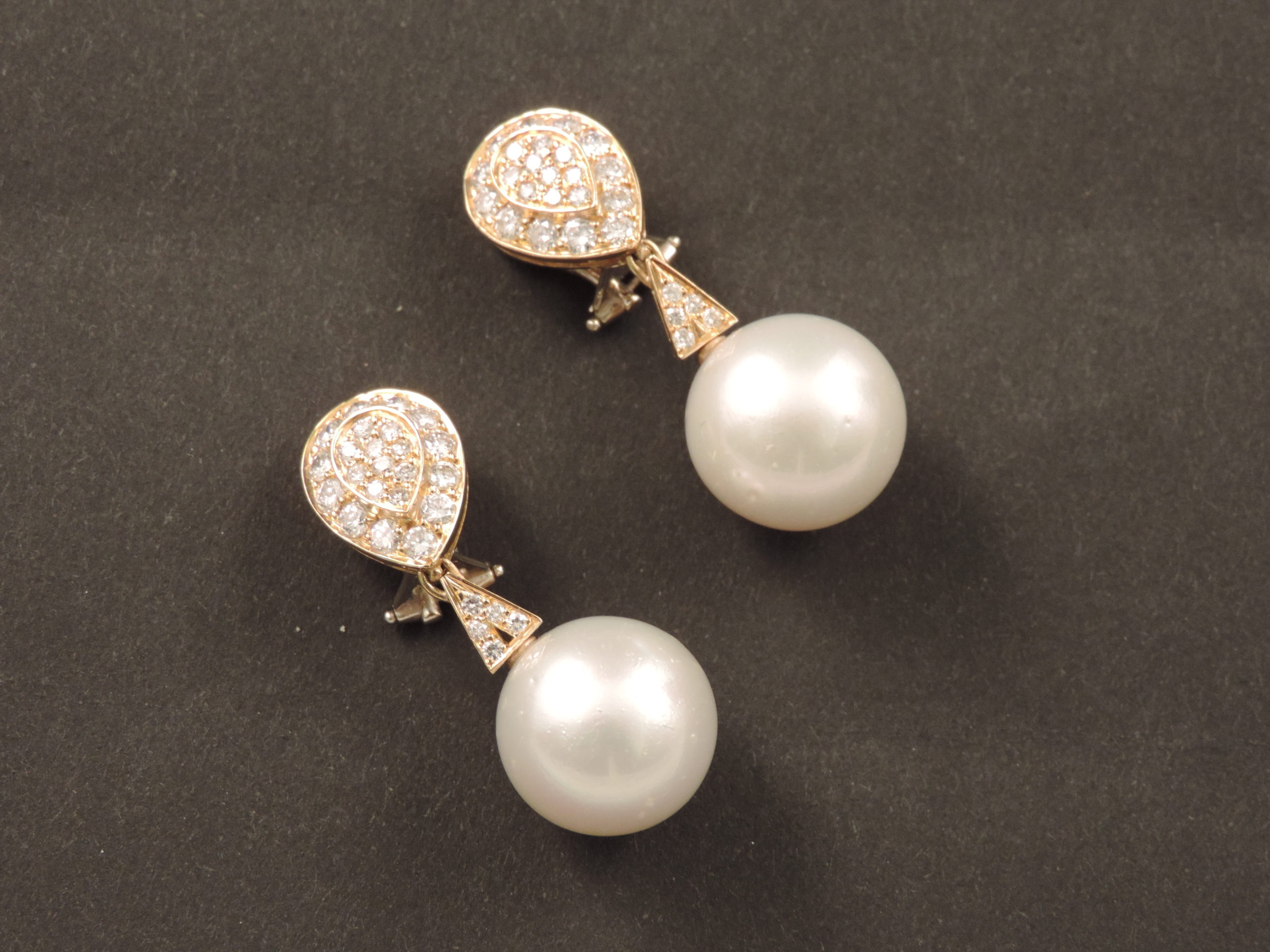 Orecchini a clip con perle coltivate e diamanti, anni ’60 Orecchini a clip con perle coltivate e diamanti, anni ’60