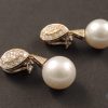 Orecchini a clip con perle coltivate e diamanti, anni ’60 (dettaglio oro) Orecchini a clip con perle coltivate e diamanti, anni ’60 (dettaglio oro)