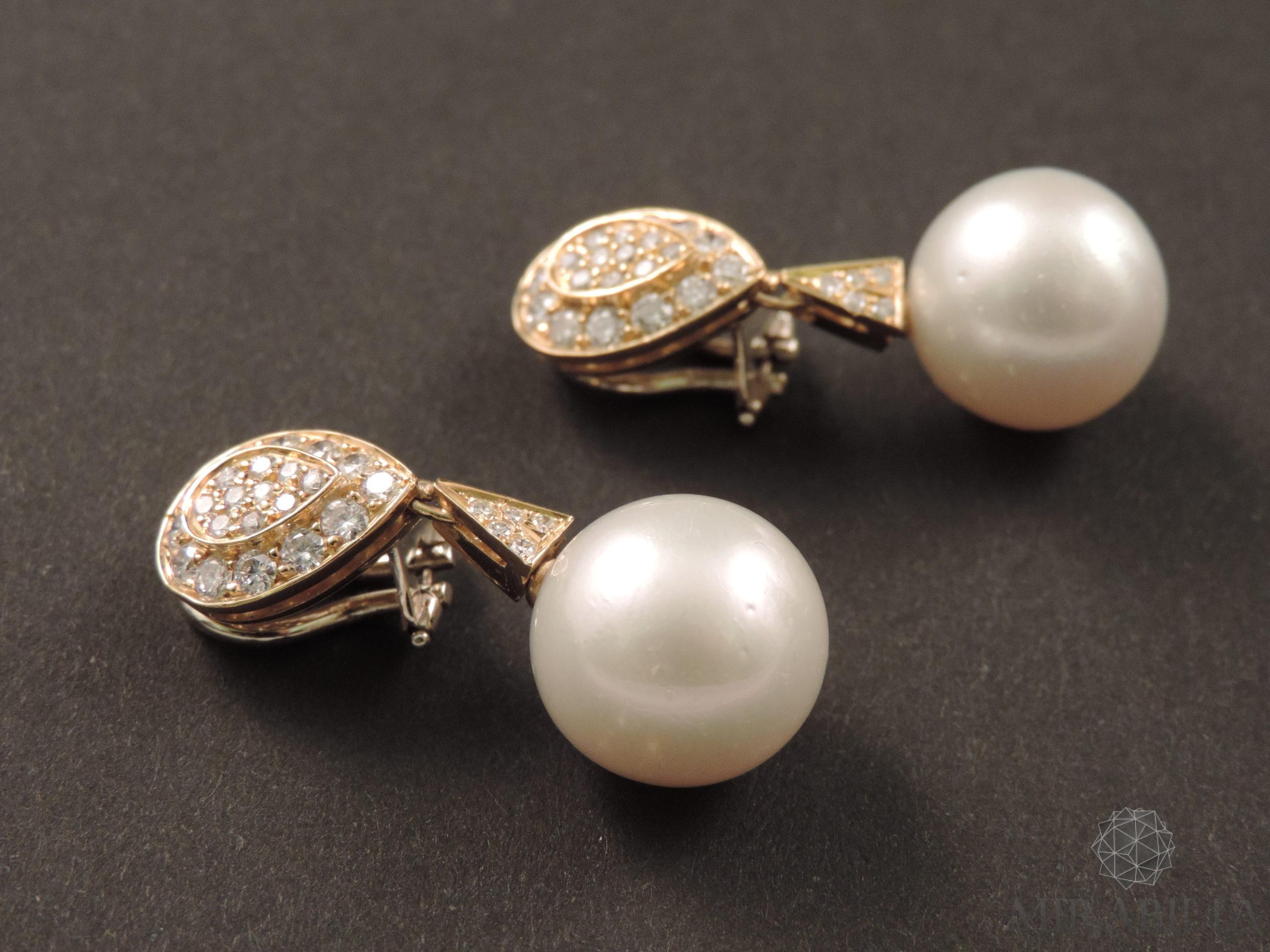 Orecchini a clip con perle coltivate e diamanti, anni ’60 (dettaglio oro) Orecchini a clip con perle coltivate e diamanti, anni ’60 (dettaglio oro)