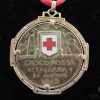 Rara medaglia, in oro giallo 22 carati (900) e smalti, coniata su iniziativa del Comitato di Propaganda della Croce Rossa di Milano