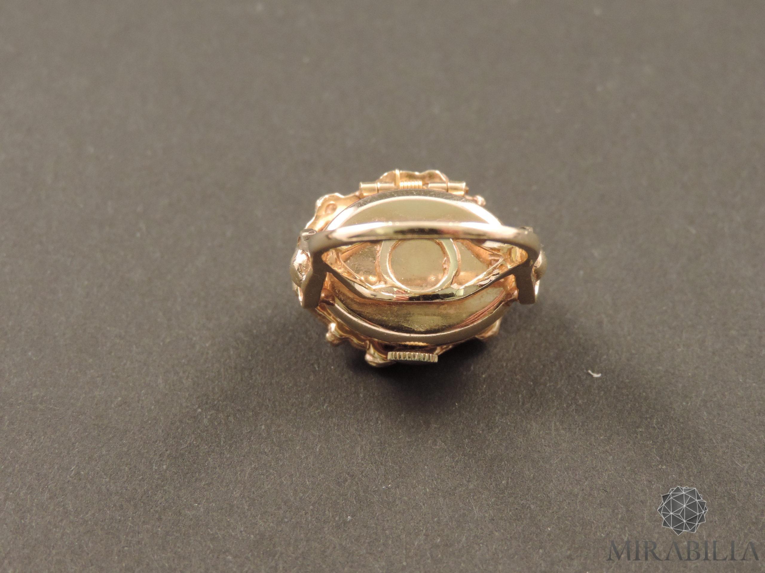 Anello con orologio Benat a scomparsa, in oro e opali, anni ’50 (dettaglio retro)