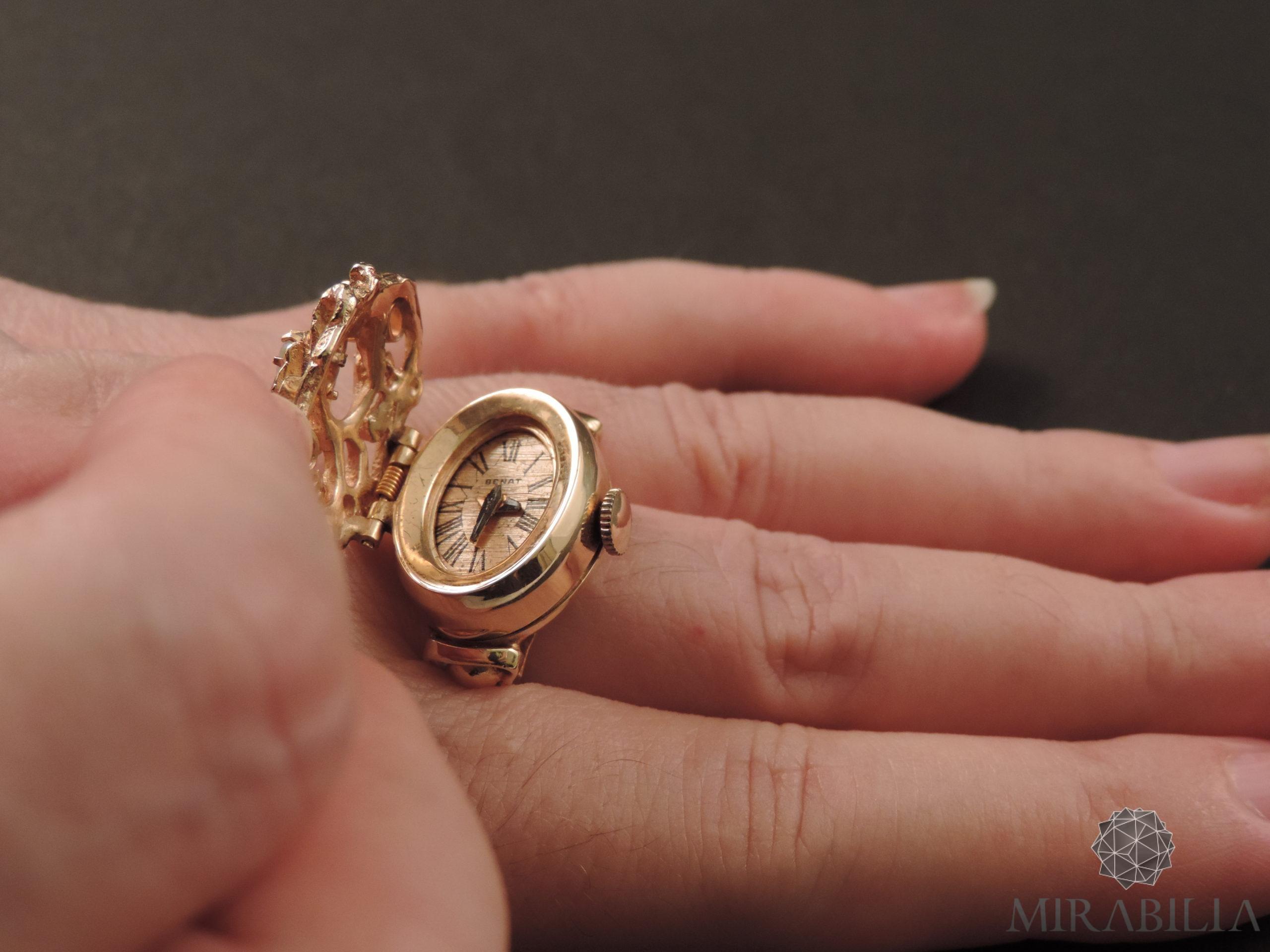 Anello con orologio Benat a scomparsa, in oro e opali, anni ’50 (dettaglio piccolo orologio a carica manuale)