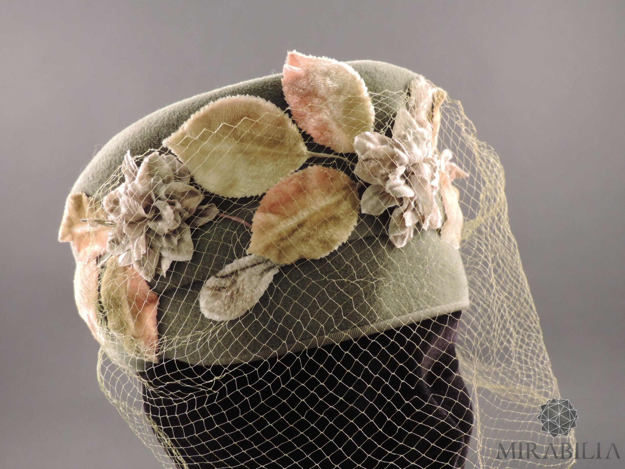 Cappellino con veletta Stetson, anni ’30 (dettaglio veletta frontale ) Cappellino con veletta Stetson, anni ’30 (dettaglio veletta frontale )