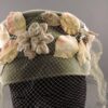 Cappellino con veletta Stetson, anni ’30 (dettaglio veletta frontale e foglie ) Cappellino con veletta Stetson, anni ’30 (dettaglio veletta frontale e foglie )