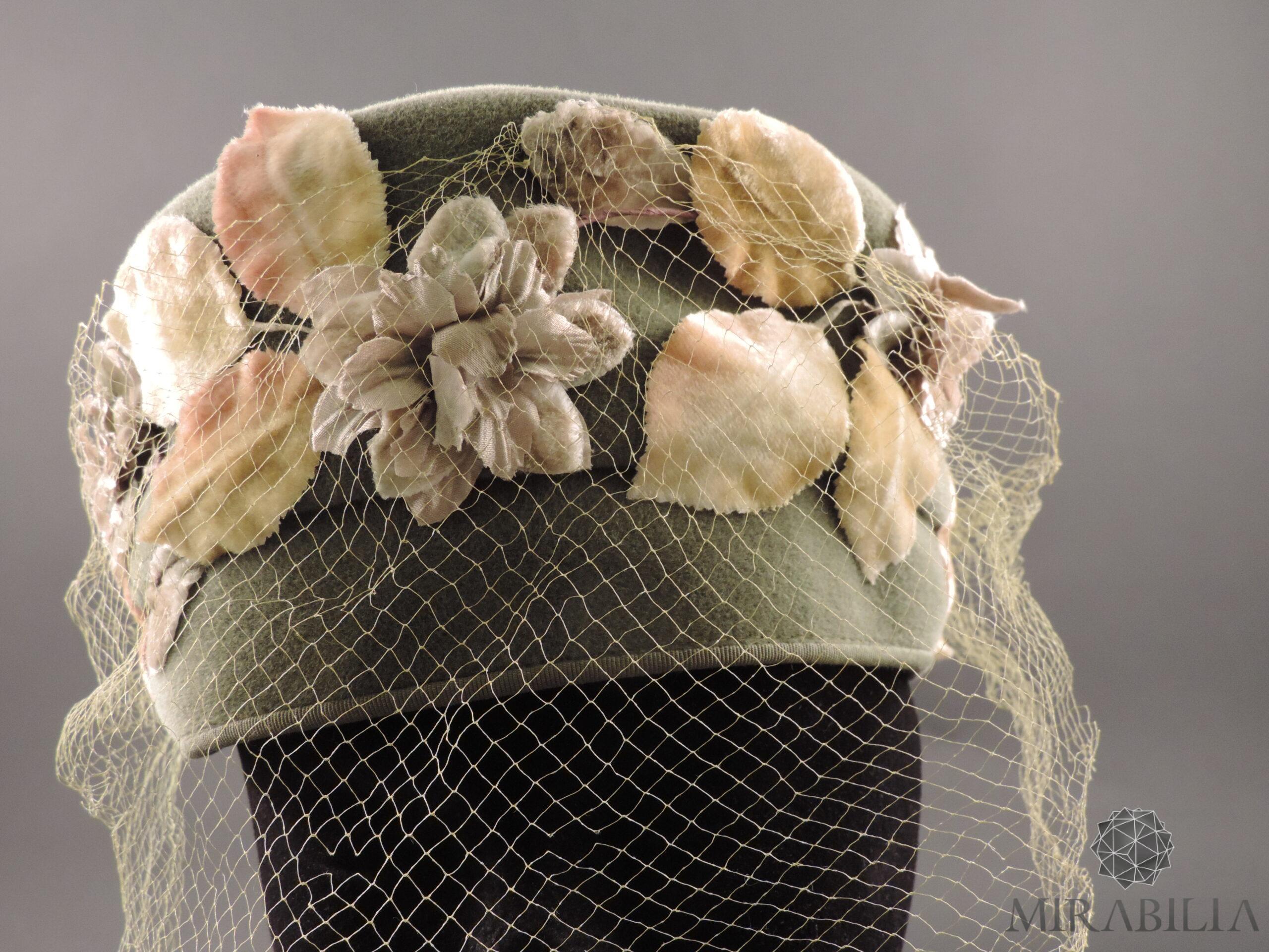 Cappellino con veletta Stetson, anni ’30 (dettaglio veletta frontale e foglie ) Cappellino con veletta Stetson, anni ’30 (dettaglio veletta frontale e foglie )