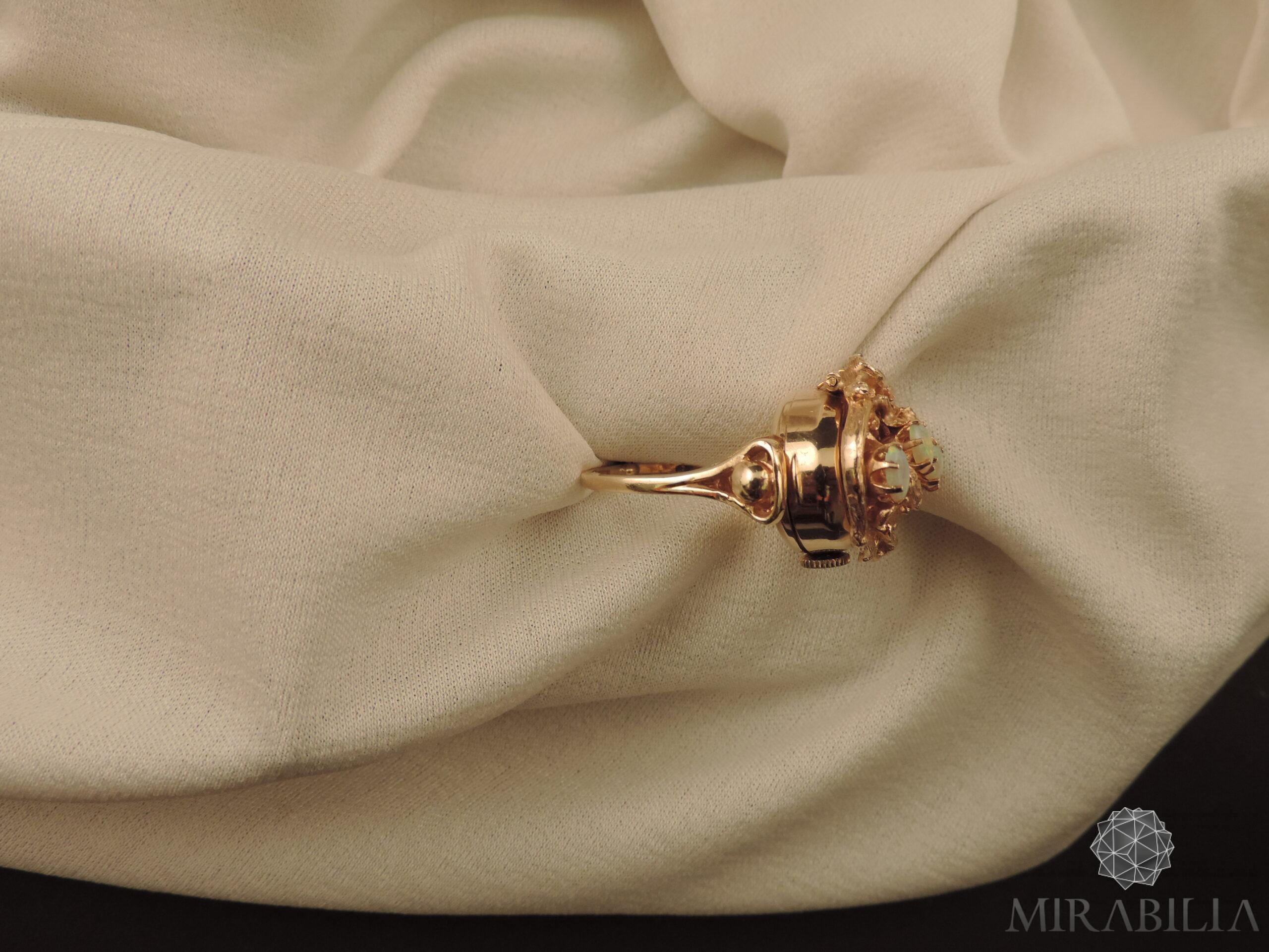 Anello con orologio Benat a scomparsa, in oro e opali, anni ’50 (dettaglio lato)