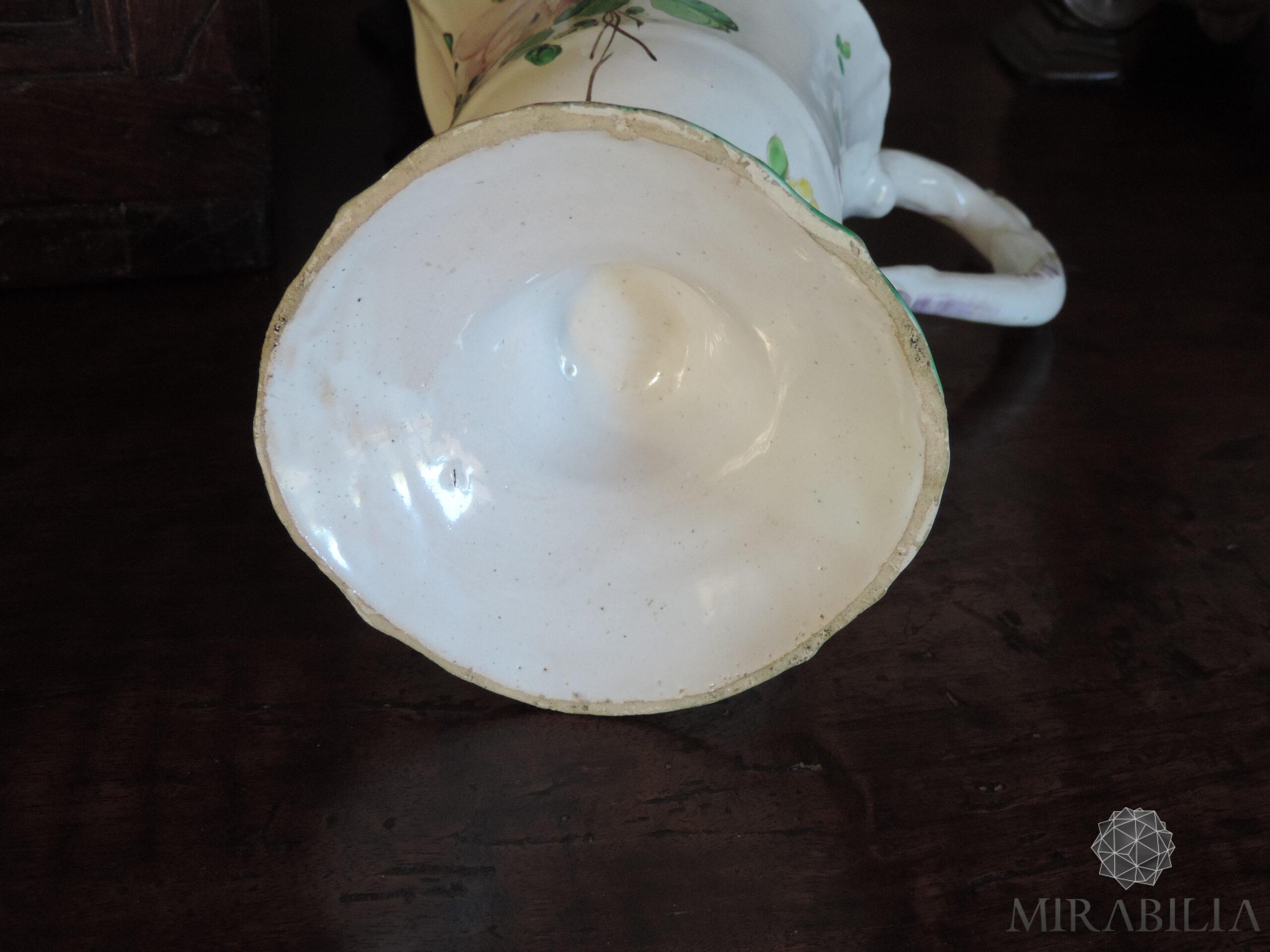 Versatoio realizzato in maiolica in policromia a piccolo fuoco con verde, giallo, rosa lilla, blu, opera del ceramista Pasquale Rubati (dettaglio base interna) Versatoio realizzato in maiolica in policromia a piccolo fuoco con verde, giallo, rosa lilla, blu, opera del ceramista Pasquale Rubati (dettaglio base interna)