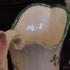 Versatoio realizzato in maiolica in policromia a piccolo fuoco con verde, giallo, rosa lilla, blu, opera del ceramista Pasquale Rubati (dettaglio interno) Versatoio realizzato in maiolica in policromia a piccolo fuoco con verde, giallo, rosa lilla, blu, opera del ceramista Pasquale Rubati (dettaglio interno)