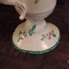 Versatoio realizzato in maiolica in policromia a piccolo fuoco con verde, giallo, rosa lilla, blu, opera del ceramista Pasquale Rubati (dettaglio base) Versatoio realizzato in maiolica in policromia a piccolo fuoco con verde, giallo, rosa lilla, blu, opera del ceramista Pasquale Rubati (dettaglio base)