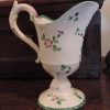 Versatoio realizzato in maiolica in policromia a piccolo fuoco con verde, giallo, rosa lilla, blu, opera del ceramista Pasquale Rubati Versatoio realizzato in maiolica in policromia a piccolo fuoco con verde, giallo, rosa lilla, blu, opera del ceramista Pasquale Rubati