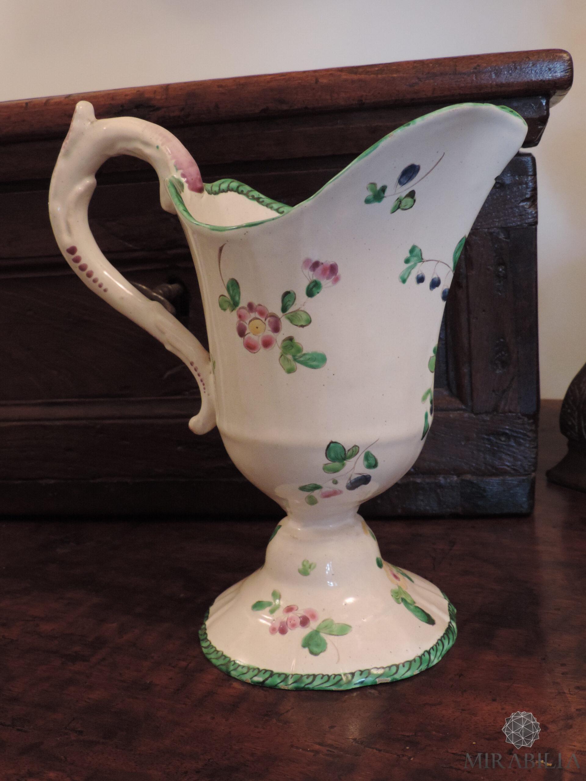 Versatoio realizzato in maiolica in policromia a piccolo fuoco con verde, giallo, rosa lilla, blu, opera del ceramista Pasquale Rubati Versatoio realizzato in maiolica in policromia a piccolo fuoco con verde, giallo, rosa lilla, blu, opera del ceramista Pasquale Rubati