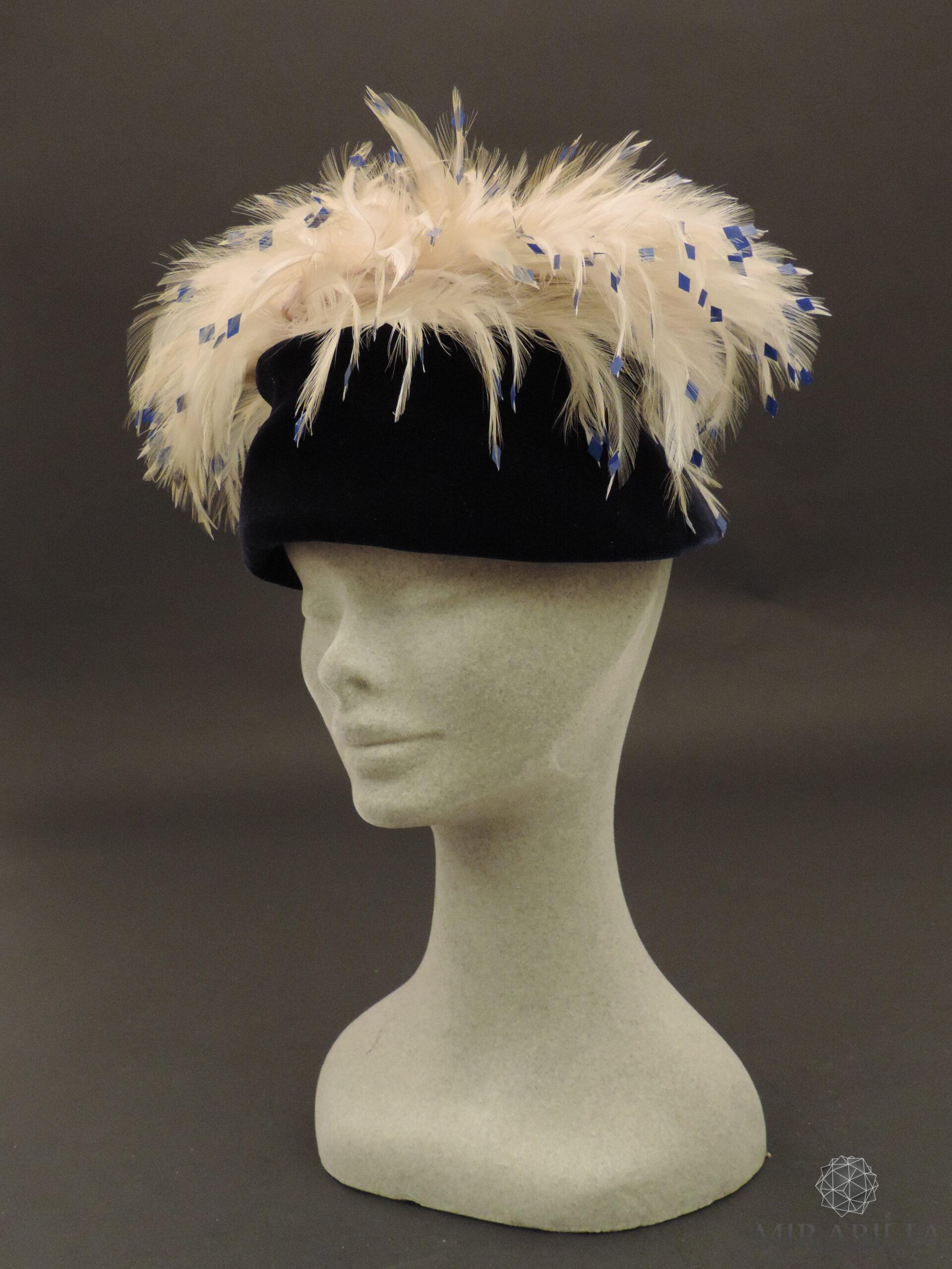 Cappellino da sera con piume e pailettes, anni ’60