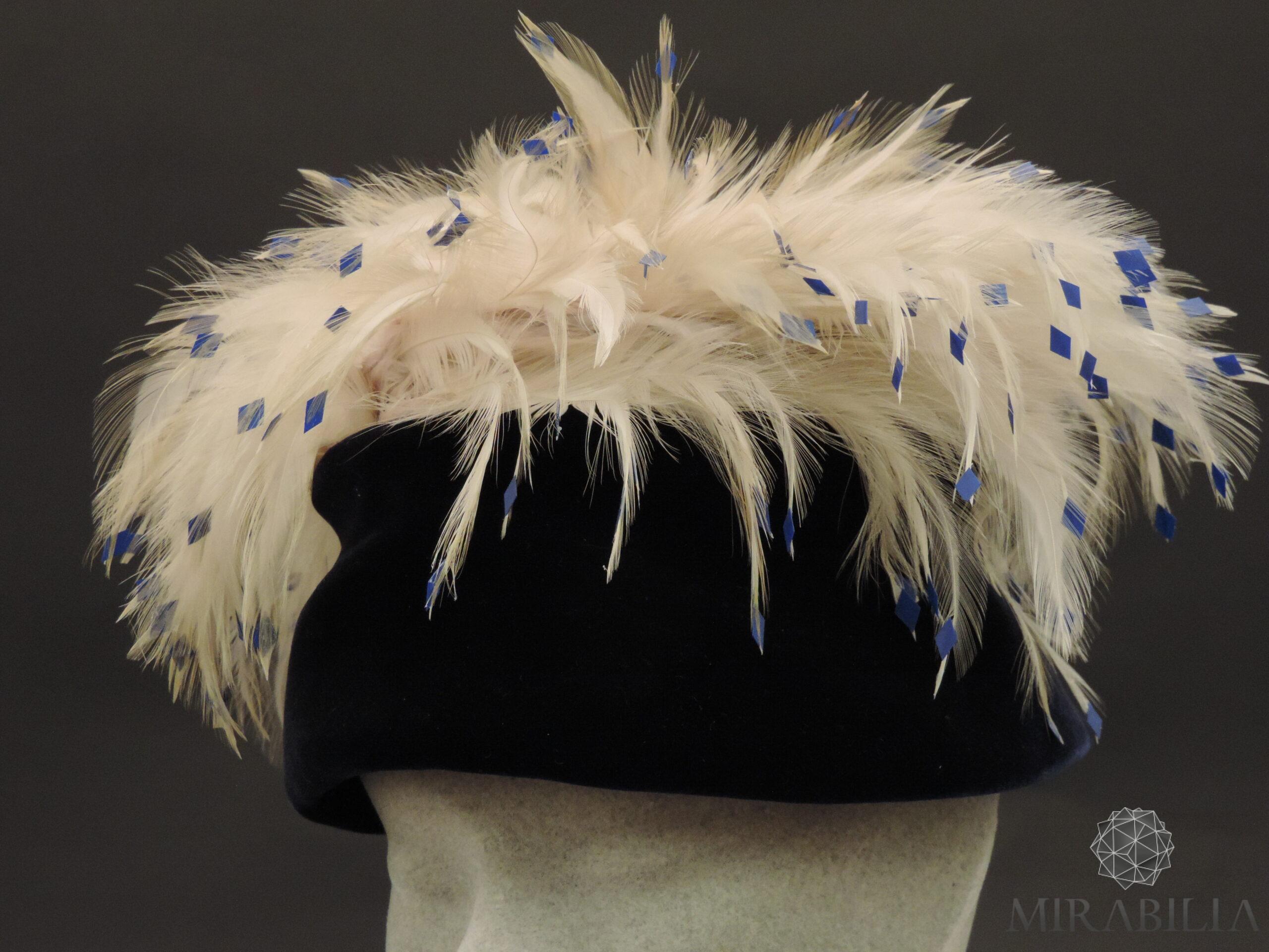 Cappellino da sera con piume e pailettes, anni ’60 dettaglio pailettes blu 2 Cappellino da sera con piume e pailettes, anni ’60 dettaglio pailettes blu 2
