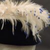 Cappellino da sera con piume e pailettes, anni ’60 dettaglio pailettes blu Cappellino da sera con piume e pailettes, anni ’60 dettaglio pailettes blu