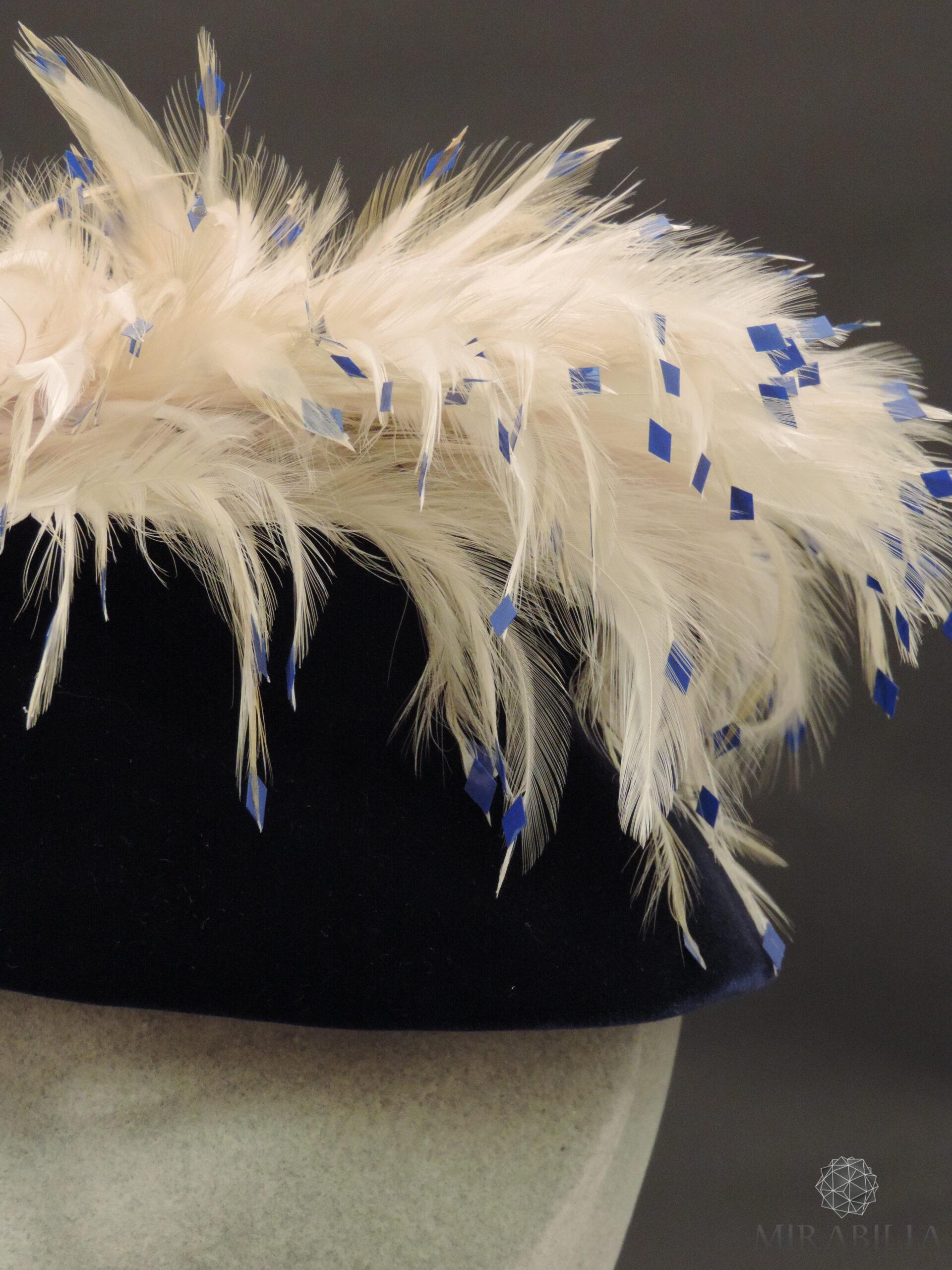 Cappellino da sera con piume e pailettes, anni ’60 dettaglio pailettes blu Cappellino da sera con piume e pailettes, anni ’60 dettaglio pailettes blu