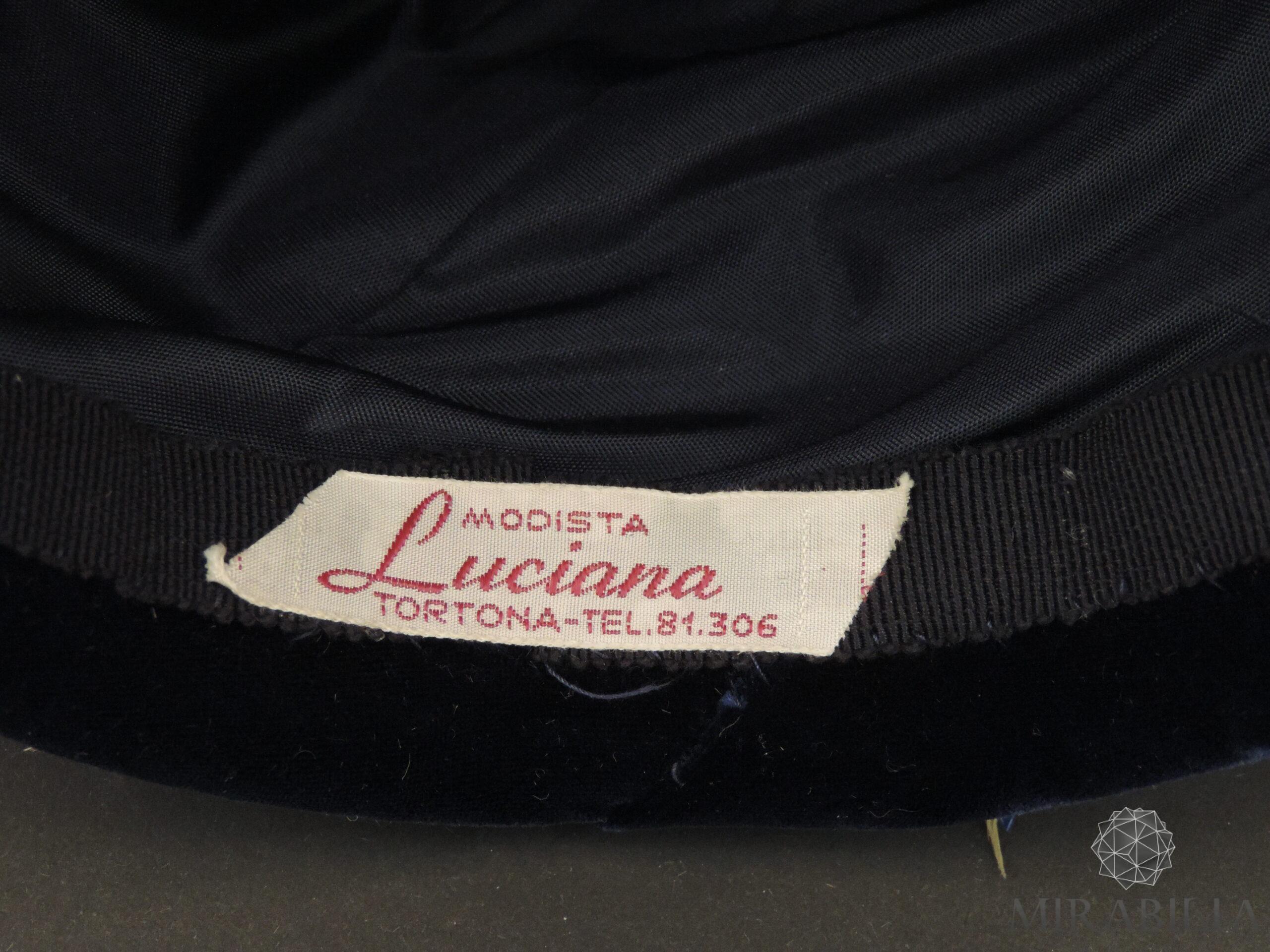 Cappellino da sera con piume e pailettes, dettaglio etichetta “Modista Luciana, Tortona” Cappellino da sera con piume e pailettes, dettaglio etichetta “Modista Luciana, Tortona”